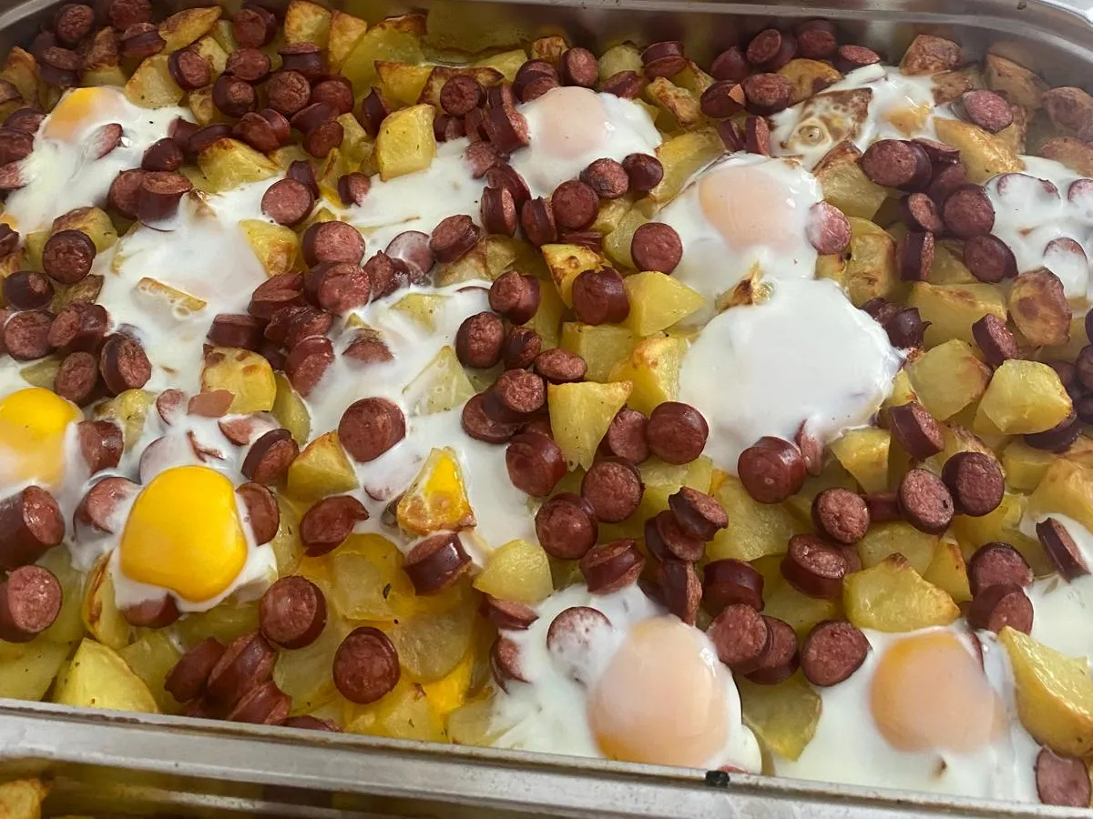 Cartofi la cuptor cu cârnați și ouă