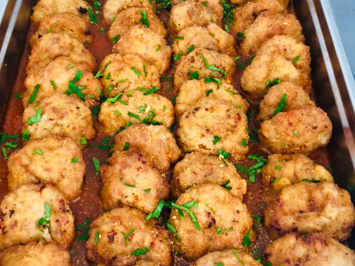 Chiftele marinate în sos de roșii, în tavă