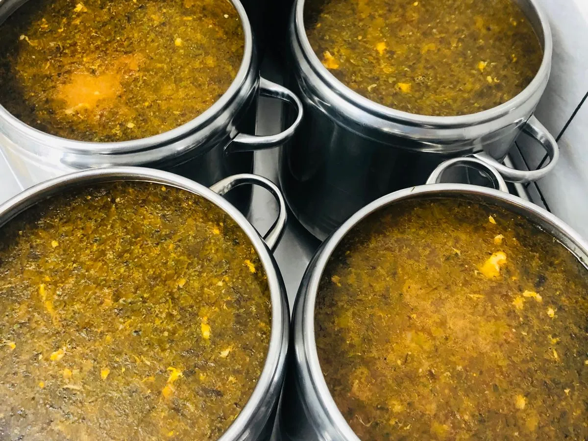 Ciorbă de legume gătită în oale mari, în bucătăria Daily Catering