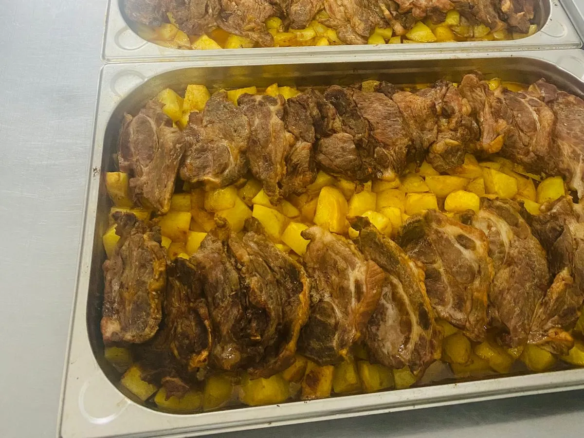 Cotlet de porc la tavă pe pat de cartofi, în tăvi gastronorm