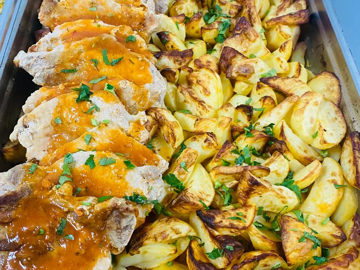 Cotlet de porc sicilian în sos de roșii, cu cartofi aurii la cuptor