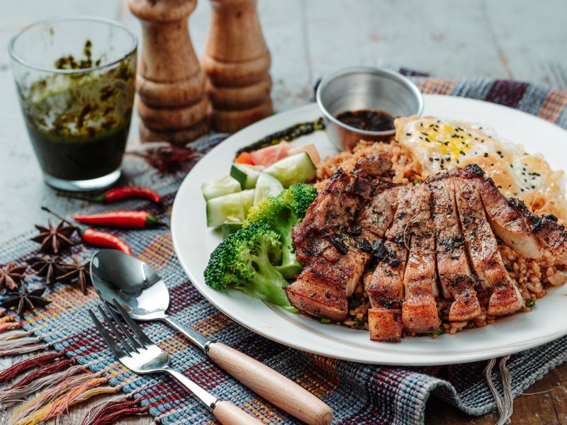 Muschi de porc impanat cu bacon cu cartofi țărănești
